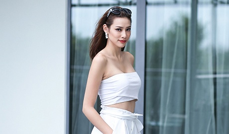 Lily Nguyen khoe eo thon, vai tran khi dao pho hinh anh