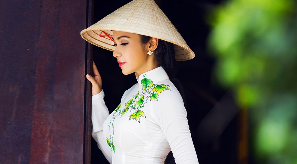 Viet Trinh nhu thieu nu trong ta ao dai truyen thong hinh anh