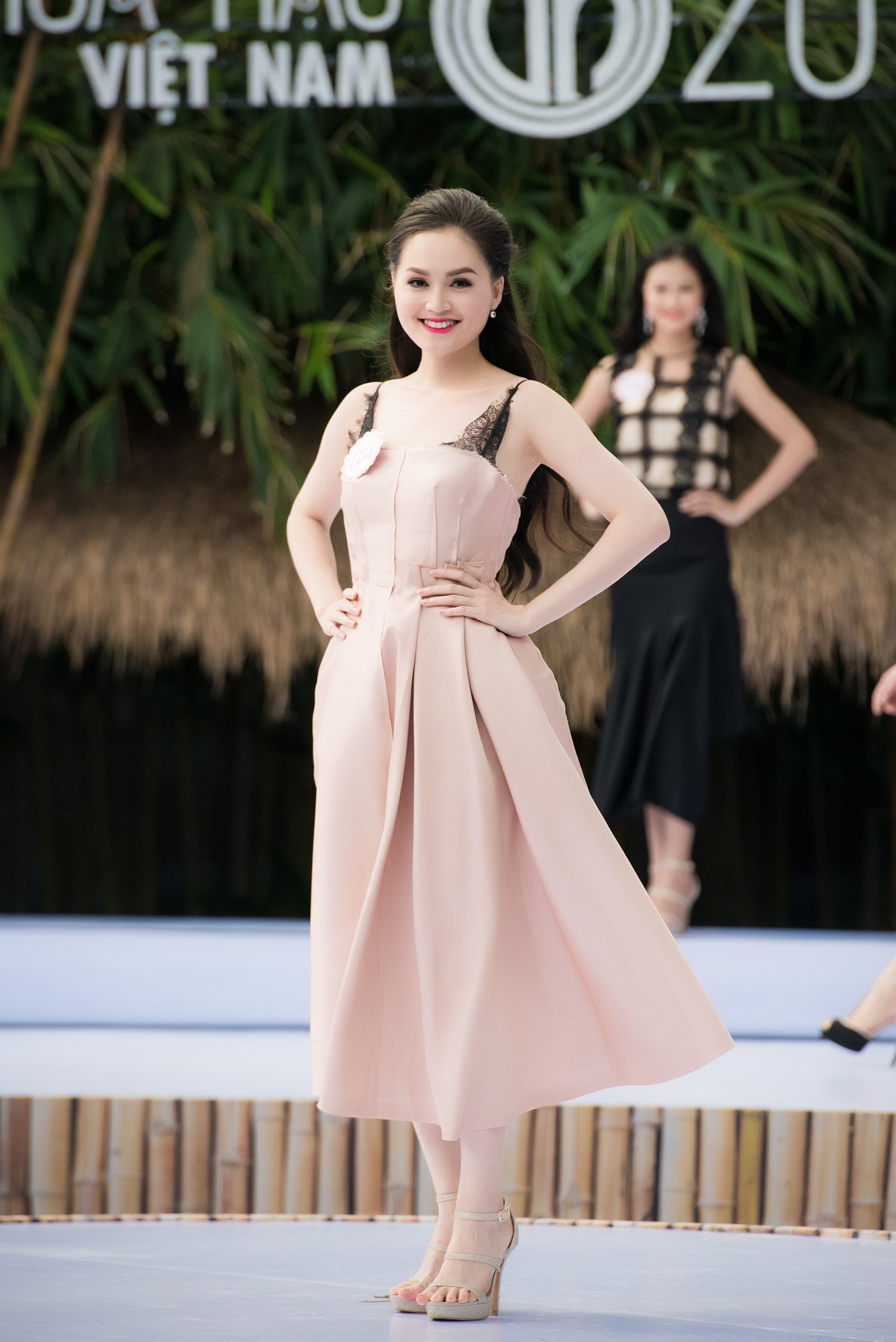 Nguoi dep giong Nguyen Thi Huyen noi bat giua dan thi sinh hoa hau anh 5