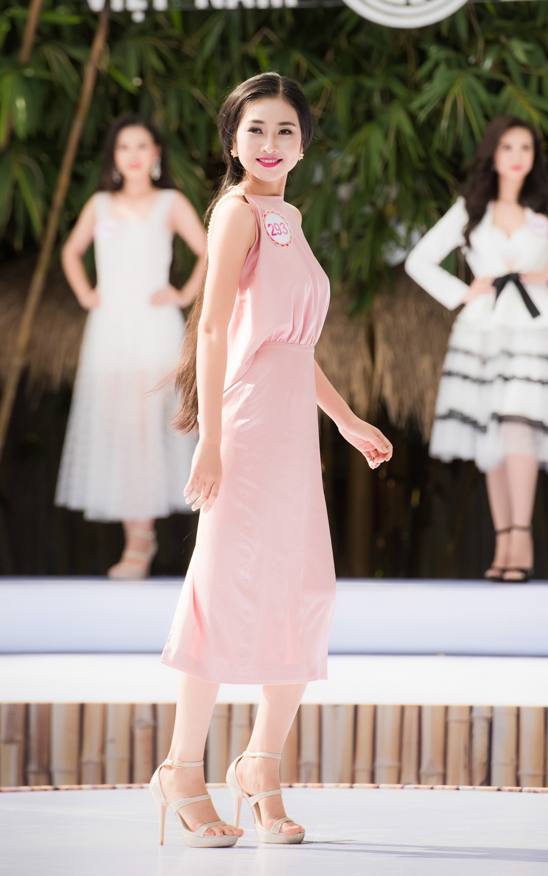 Nguoi dep giong Nguyen Thi Huyen noi bat giua dan thi sinh hoa hau anh 1