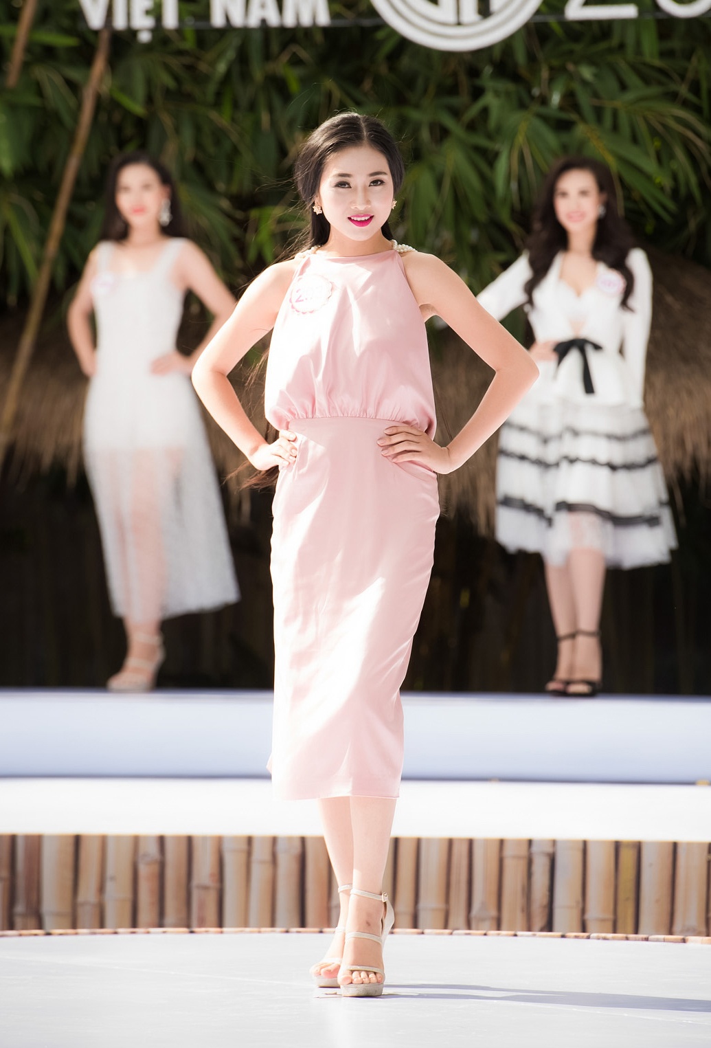 Nguoi dep giong Nguyen Thi Huyen noi bat giua dan thi sinh hoa hau anh 2