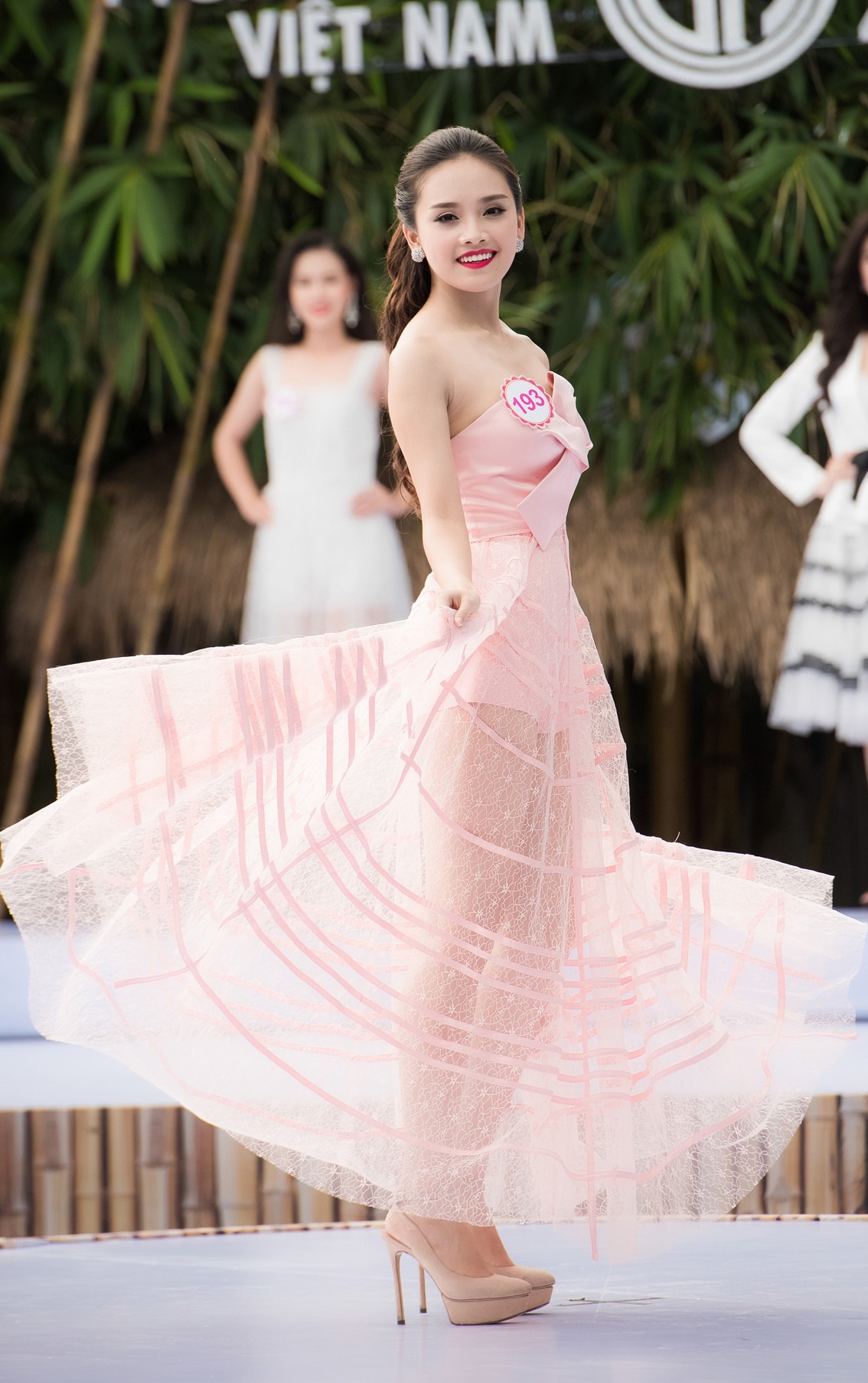 Nguoi dep giong Nguyen Thi Huyen noi bat giua dan thi sinh hoa hau anh 10