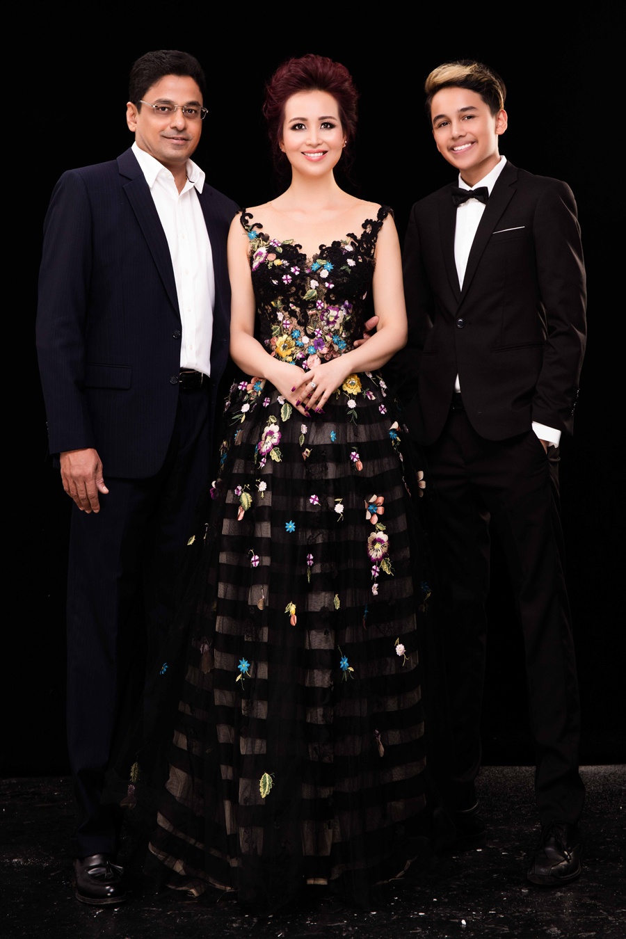 Hoa hậu Diệu Hoa hạnh phúc bên chồng con dịp lễ Vu Lan ảnh 4 Hoa hau Dieu Hoa hanh phuc ben chong con dip le Vu Lan anh 4