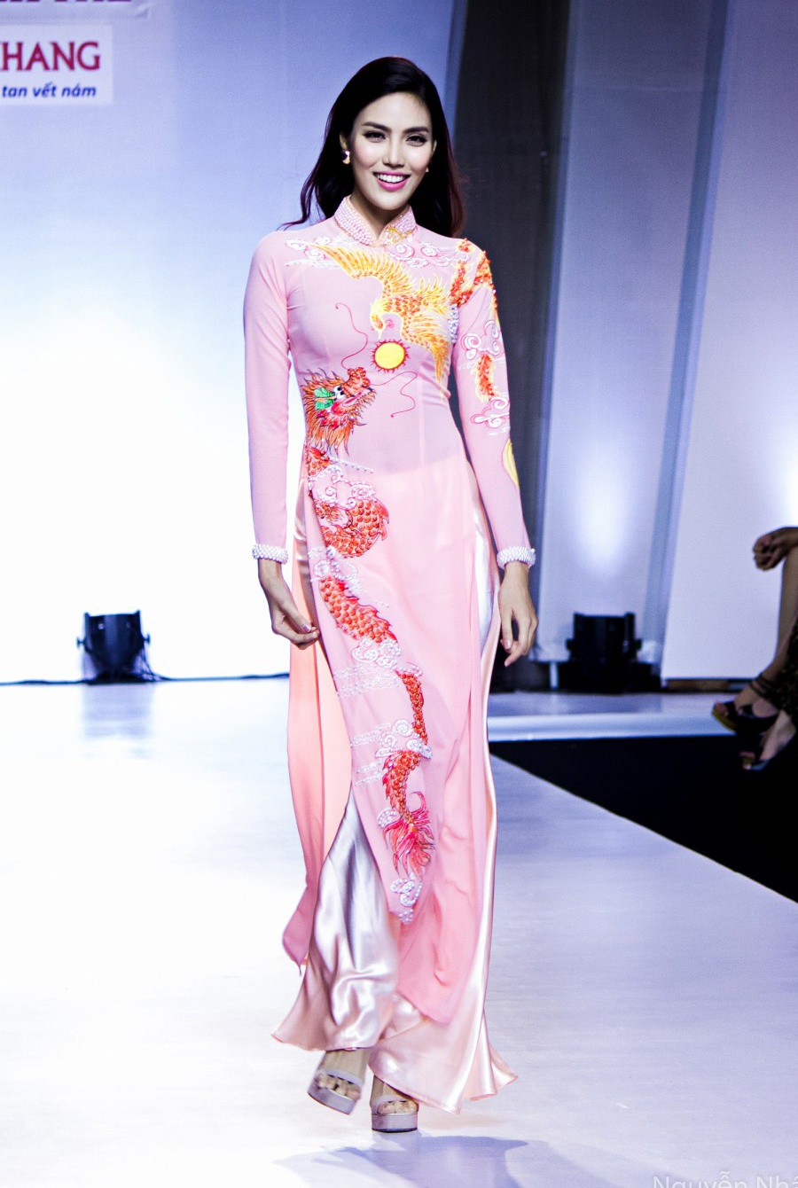 Lan Khue tro lai san catwalk anh 1