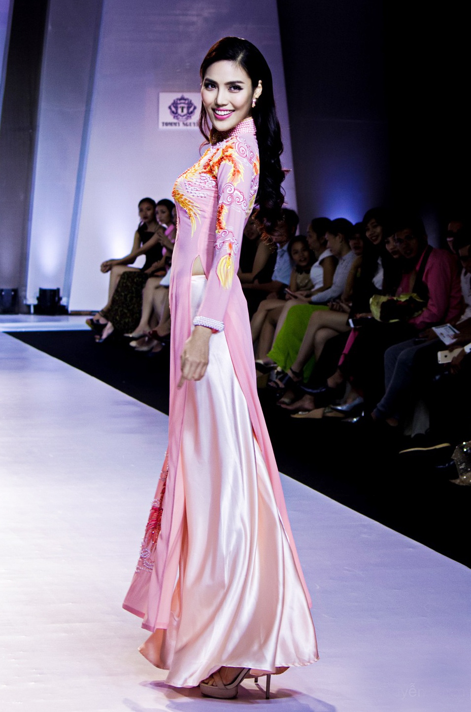 Lan Khue tro lai san catwalk anh 2