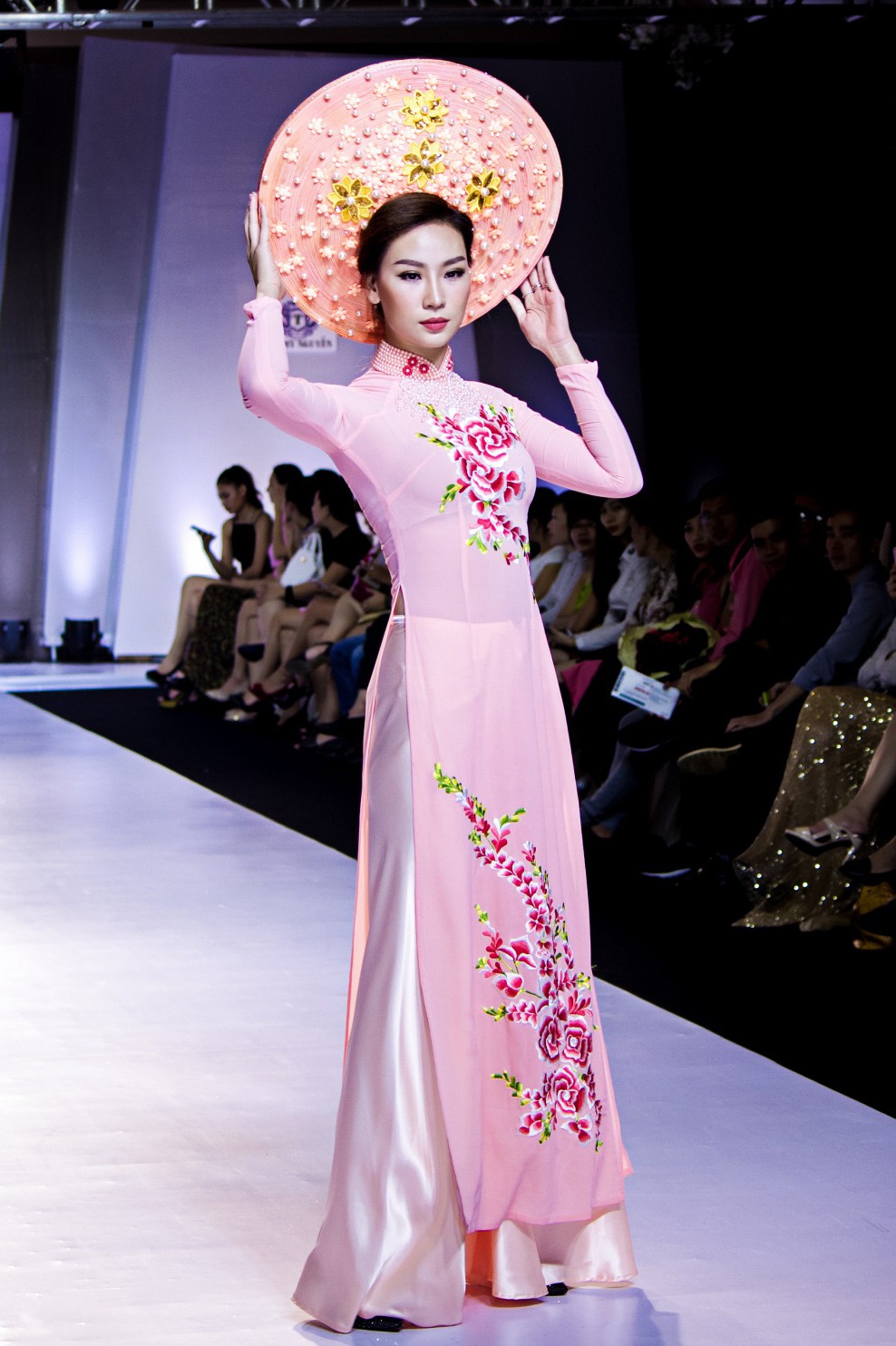 Lan Khue tro lai san catwalk anh 4