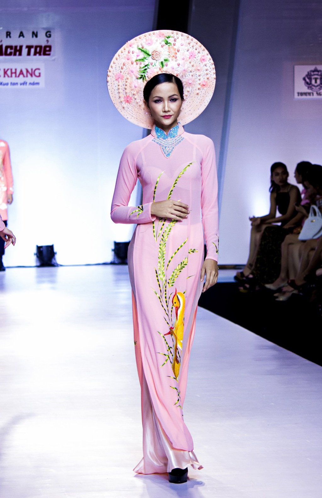 Lan Khue tro lai san catwalk anh 6