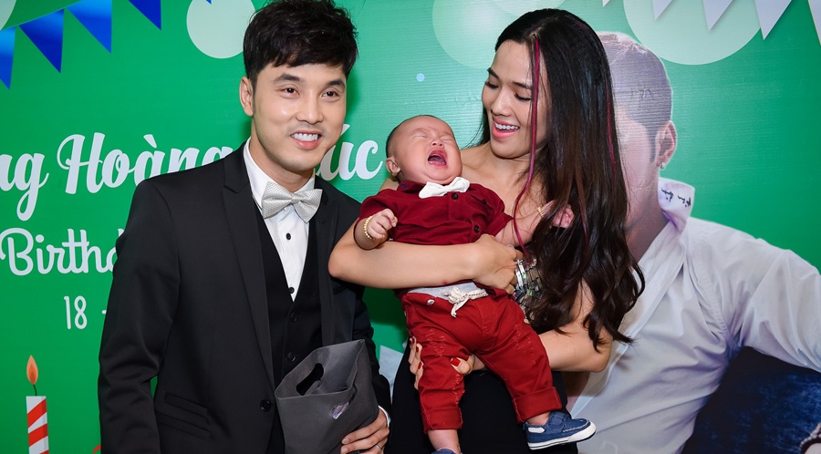 Ung Hoang Phuc ra mat con trai trong tiec sinh nhat hinh anh