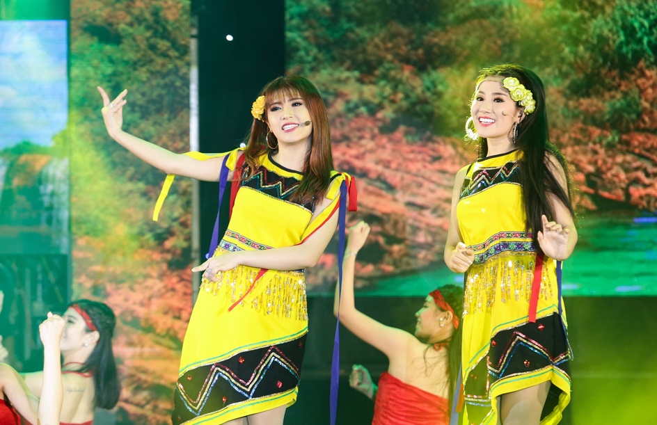 A quan The Voice ung ho chi gai ra mat dem nhac bolero anh 2