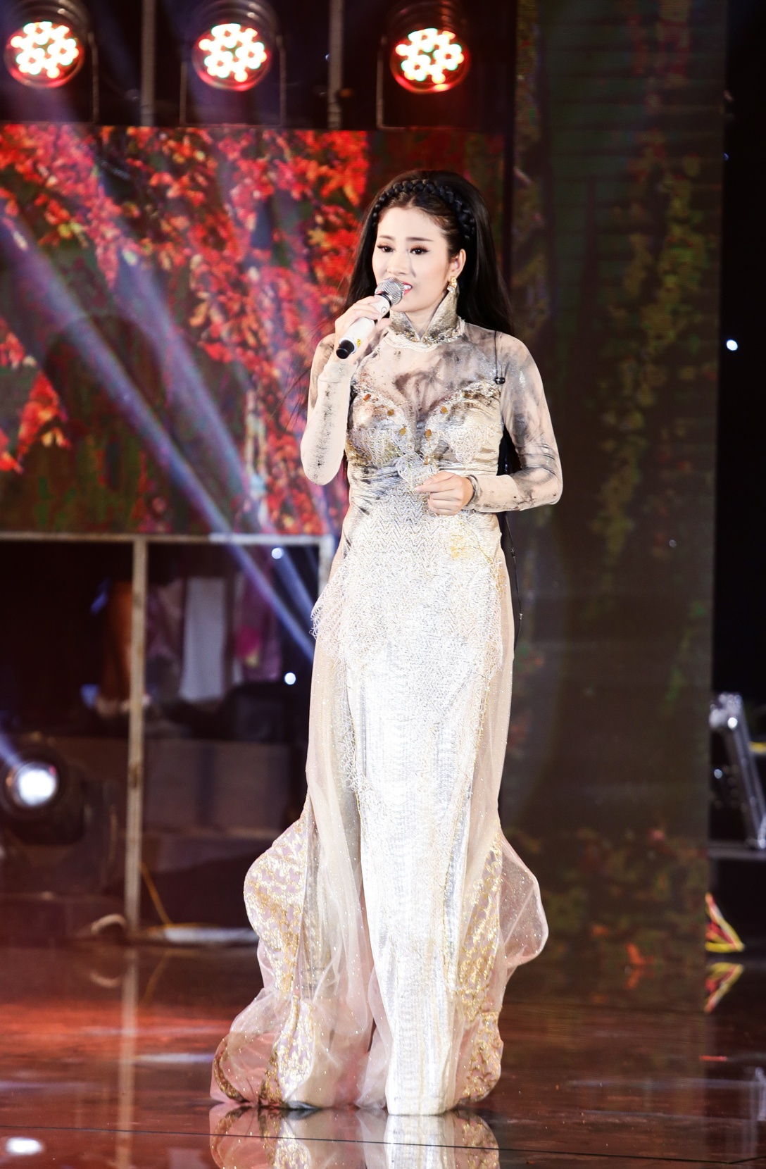 A quan The Voice ung ho chi gai ra mat dem nhac bolero anh 4