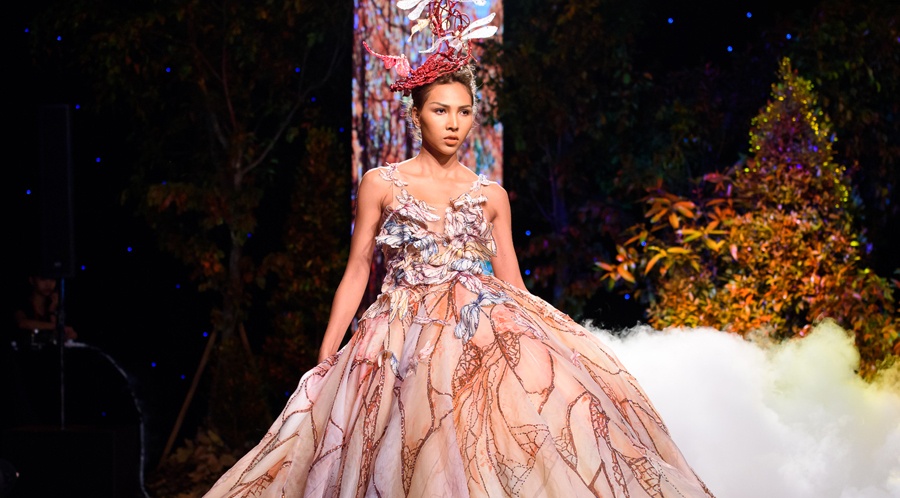 Minh Trieu dien vay cuoi cong kenh tren san dien hinh anh