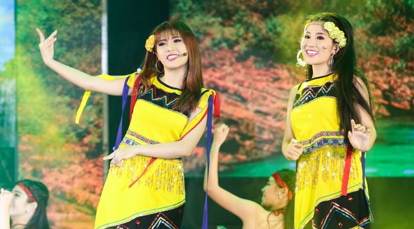 A quan The Voice ung ho chi gai ra mat dem nhac bolero hinh anh