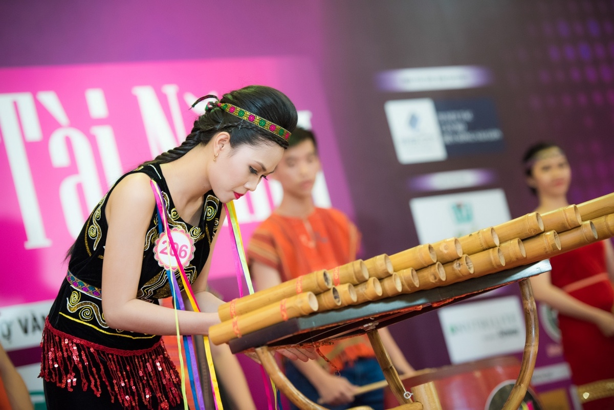 Dang Thu Thao bat khoc truoc phan thi tai nang cua dan em anh 13