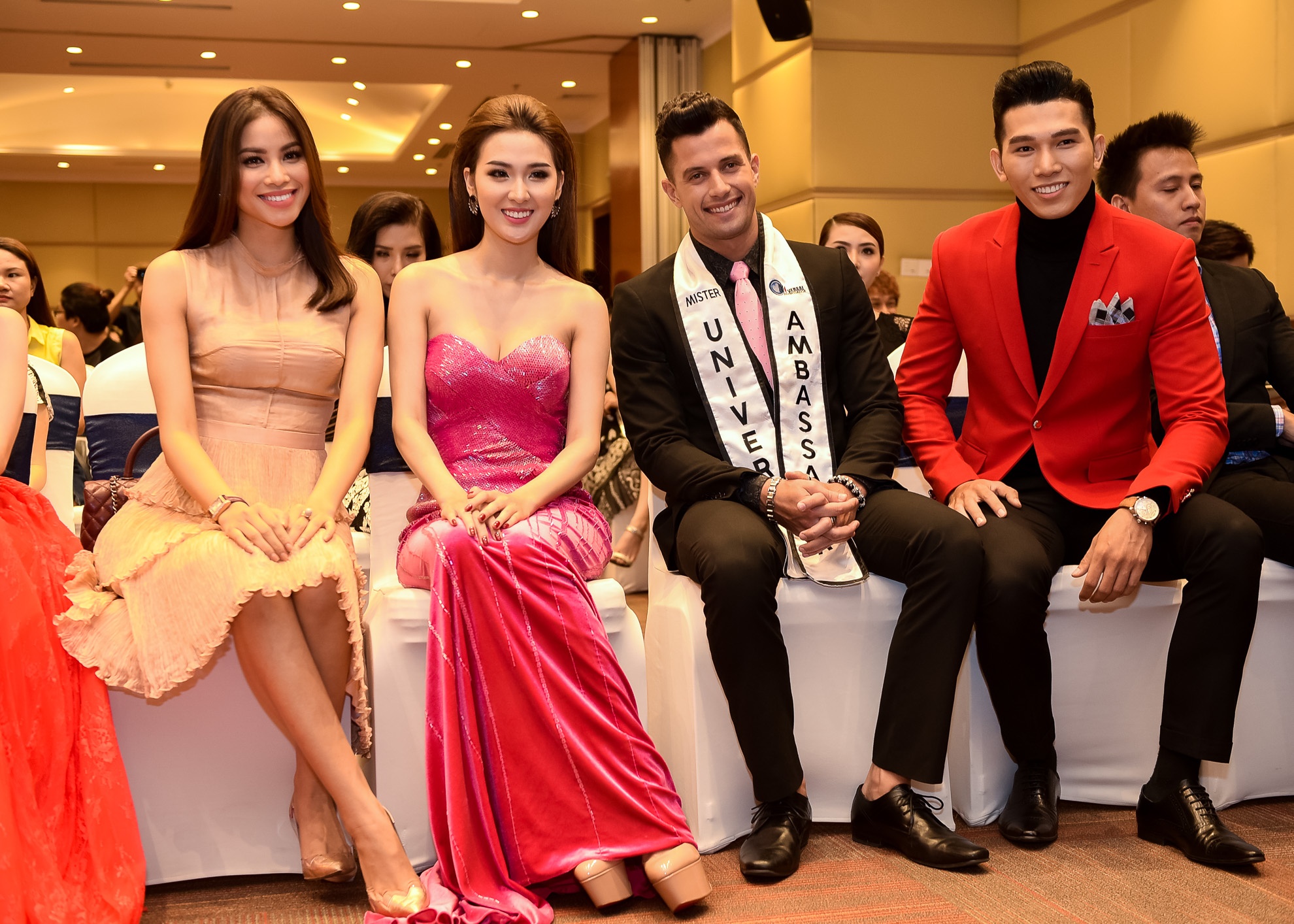 Pham Huong chinh vay ao cho hoc tro o su kien anh 10