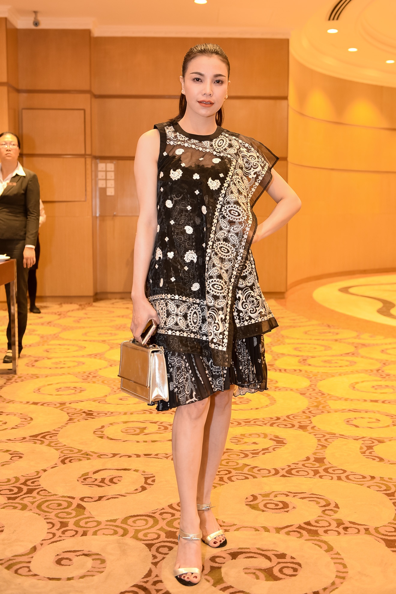 Pham Huong chinh vay ao cho hoc tro o su kien anh 6