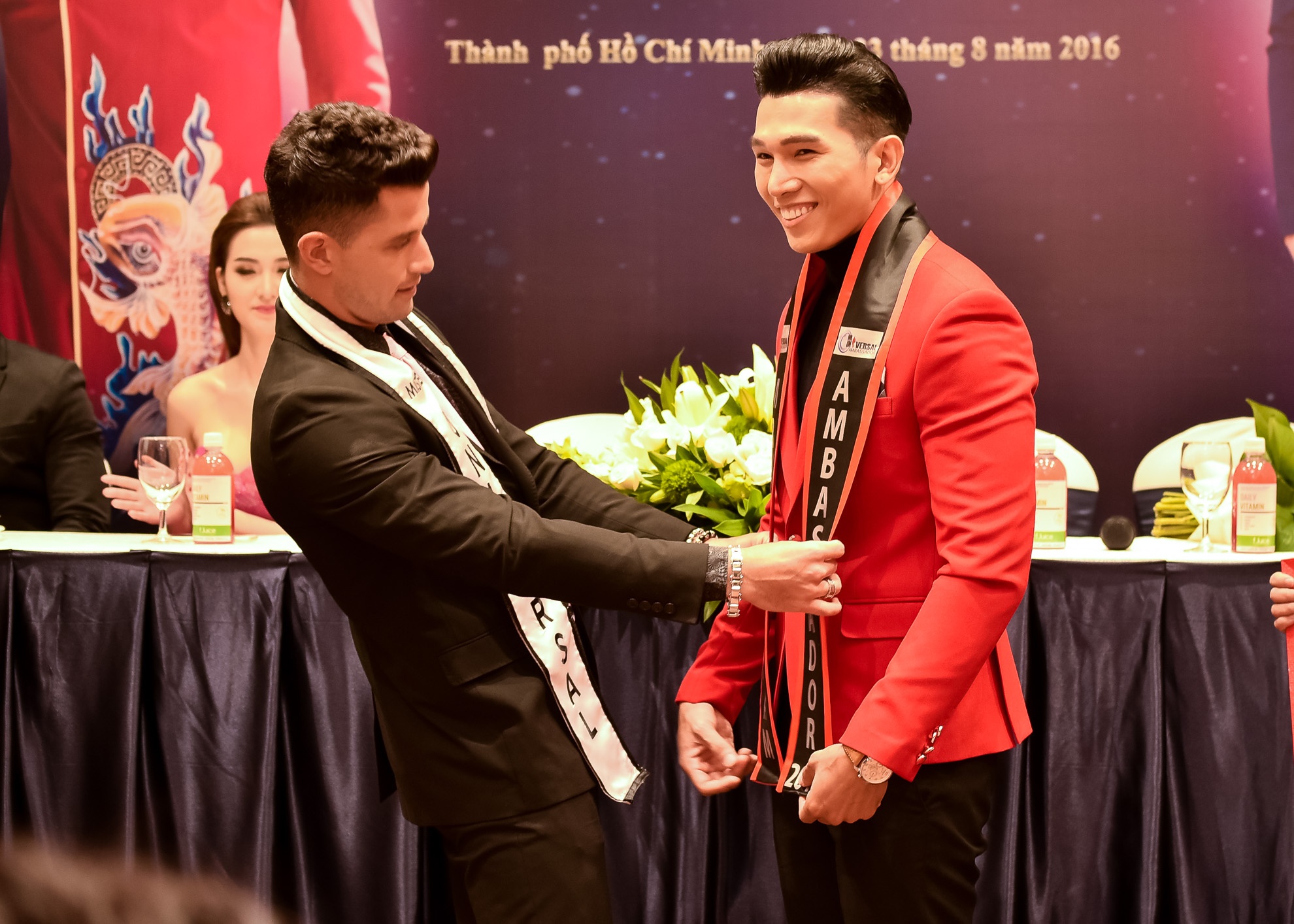 Pham Huong chinh vay ao cho hoc tro o su kien anh 9