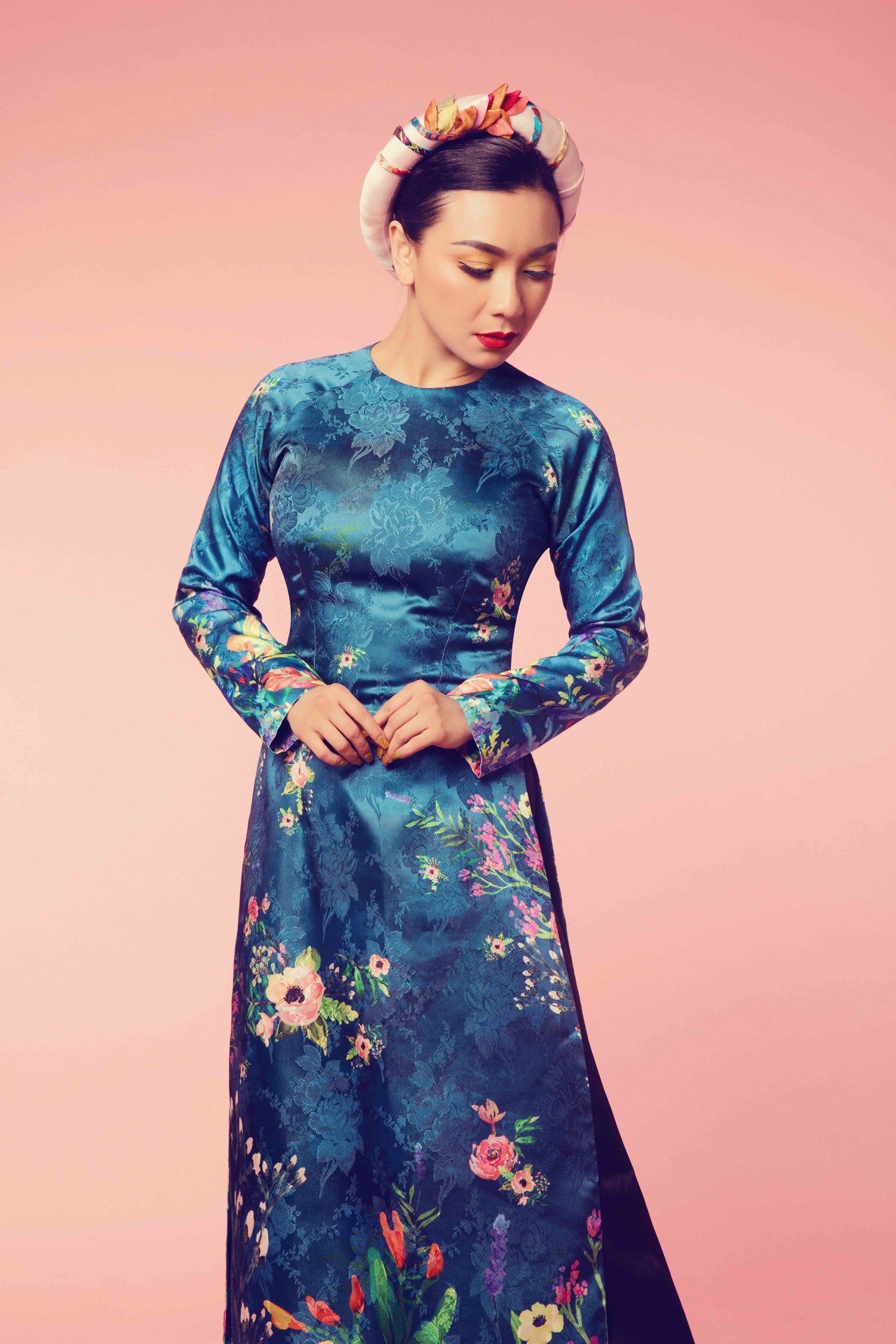 Y Phung dien ao dai duyen dang anh 1