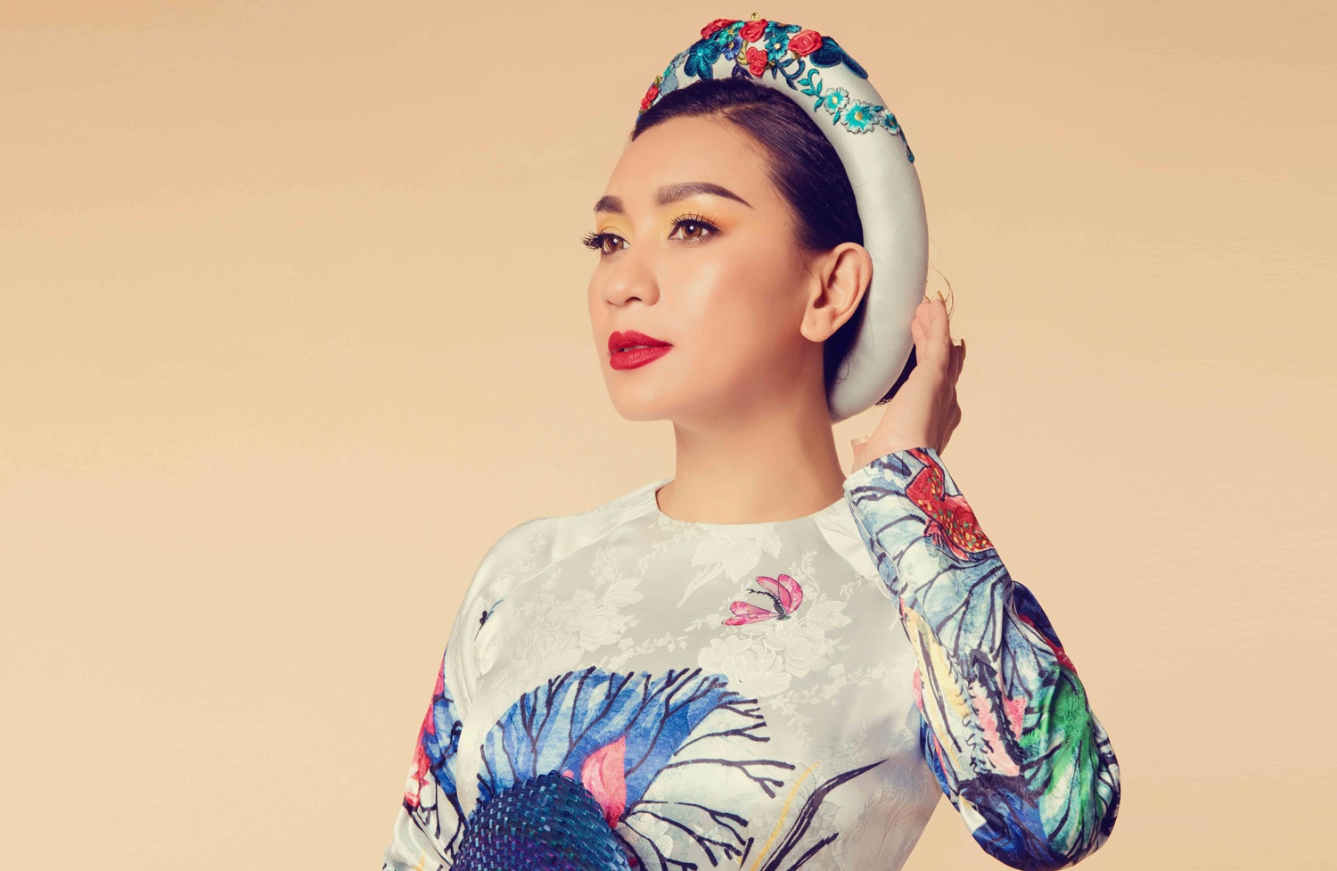 Y Phung dien ao dai duyen dang anh 5