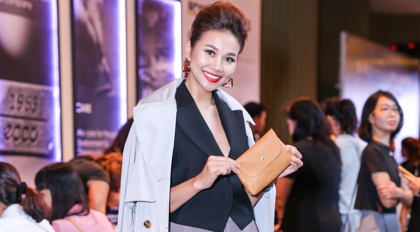 Thanh Hang dien vest xe sau o su kien hinh anh