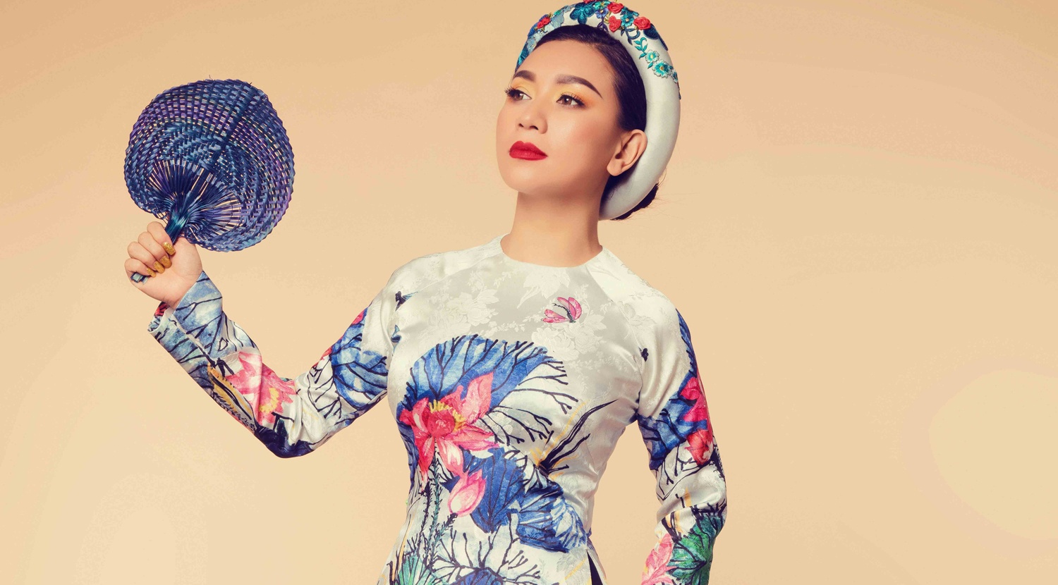 Y Phung tre trung trong ta ao dai gam hoa hinh anh