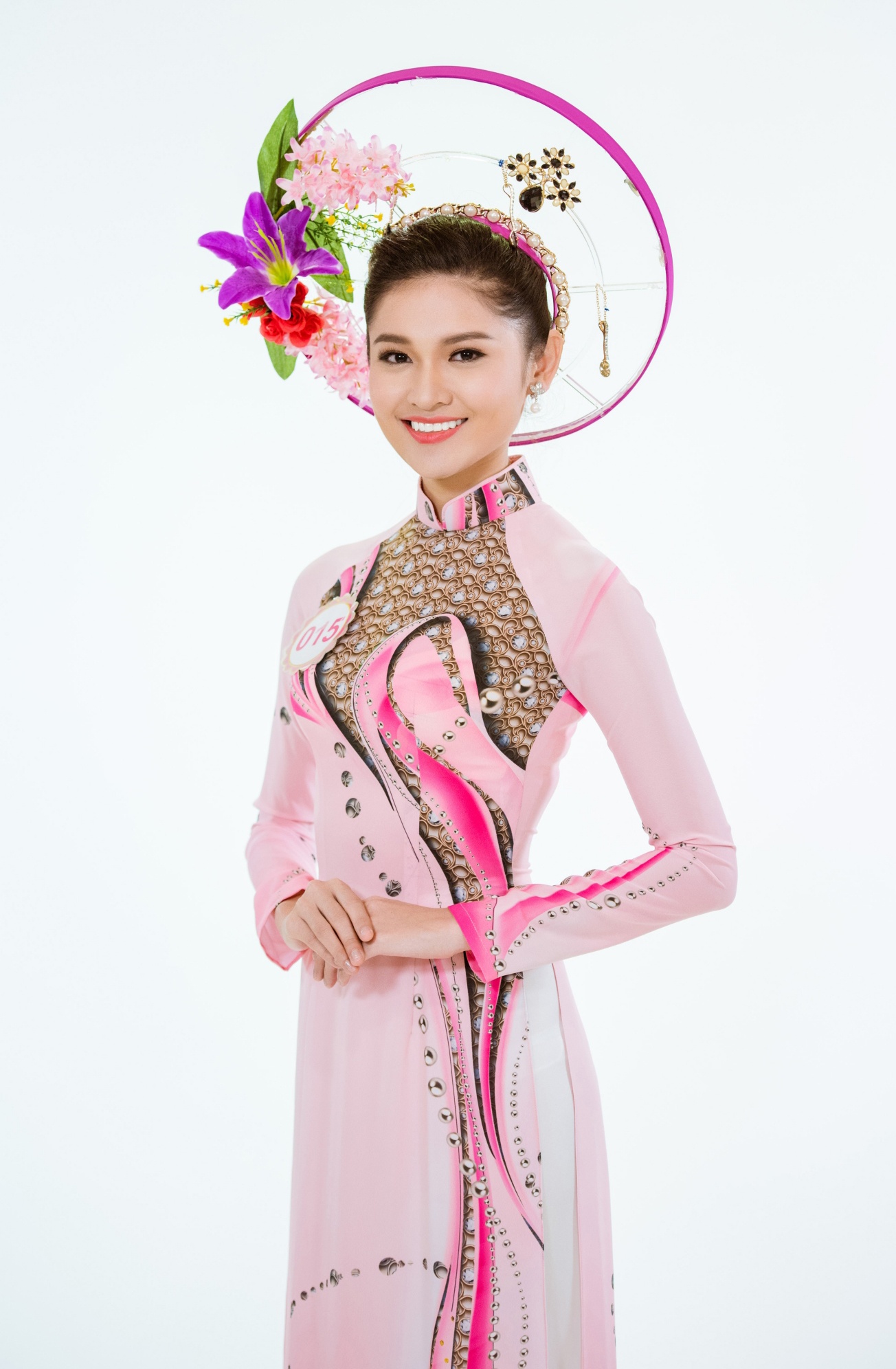 Ung vien tiem nang HHVN duyen dang trong ta ao dai anh 1