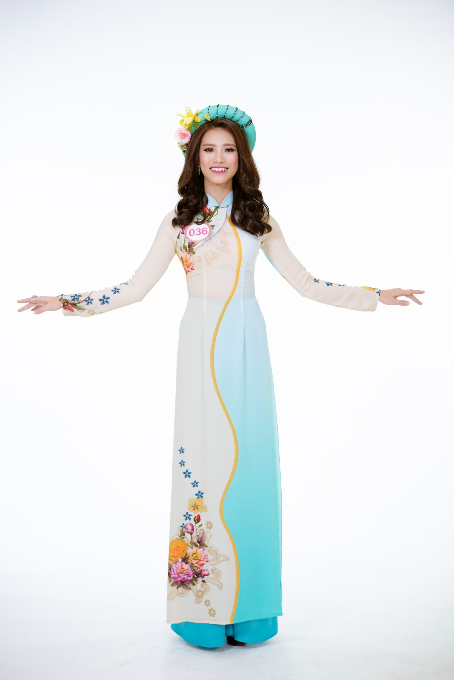 Ung vien tiem nang HHVN duyen dang trong ta ao dai anh 3