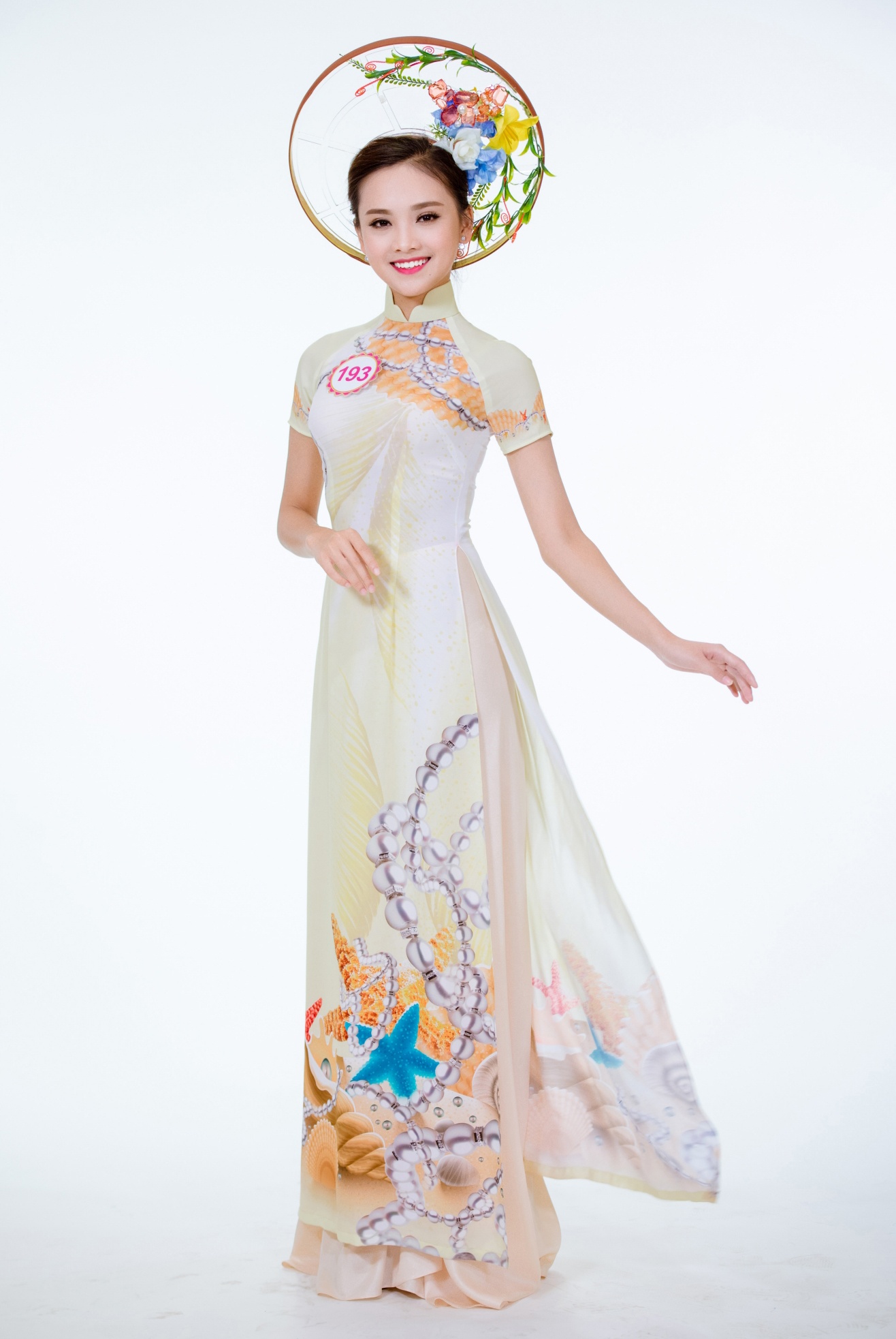 Ung vien tiem nang HHVN duyen dang trong ta ao dai anh 5