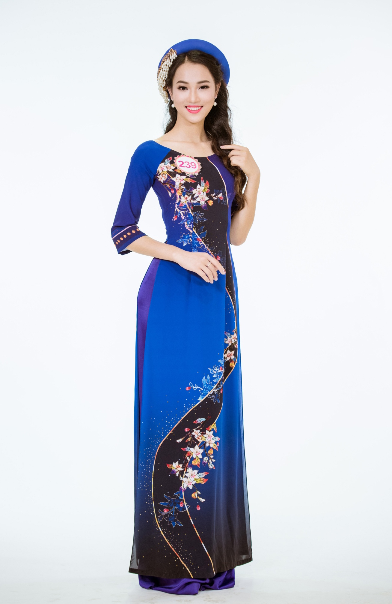 Ung vien tiem nang HHVN duyen dang trong ta ao dai anh 8