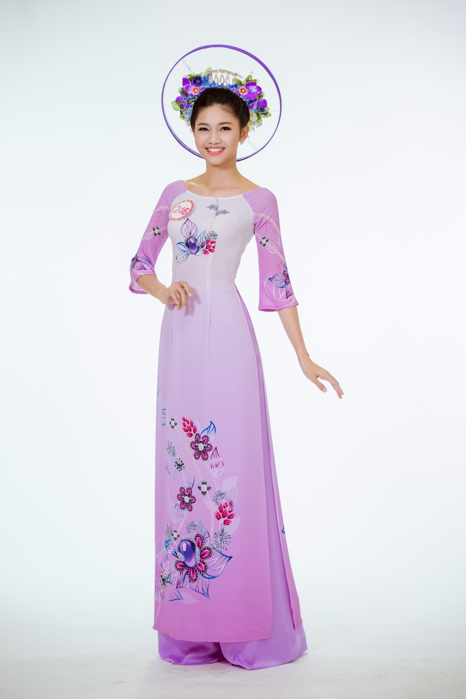 Ung vien tiem nang HHVN duyen dang trong ta ao dai anh 9