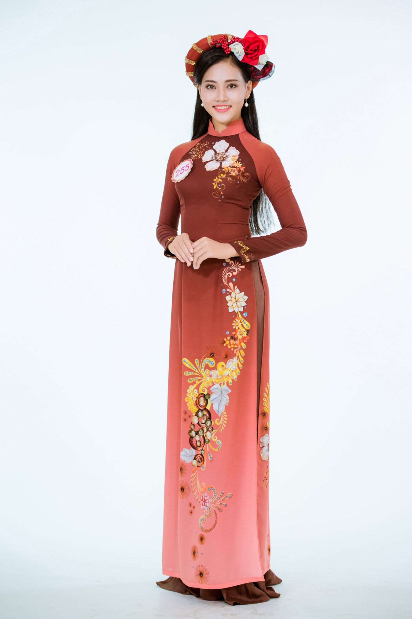 Ung vien tiem nang HHVN duyen dang trong ta ao dai anh 10