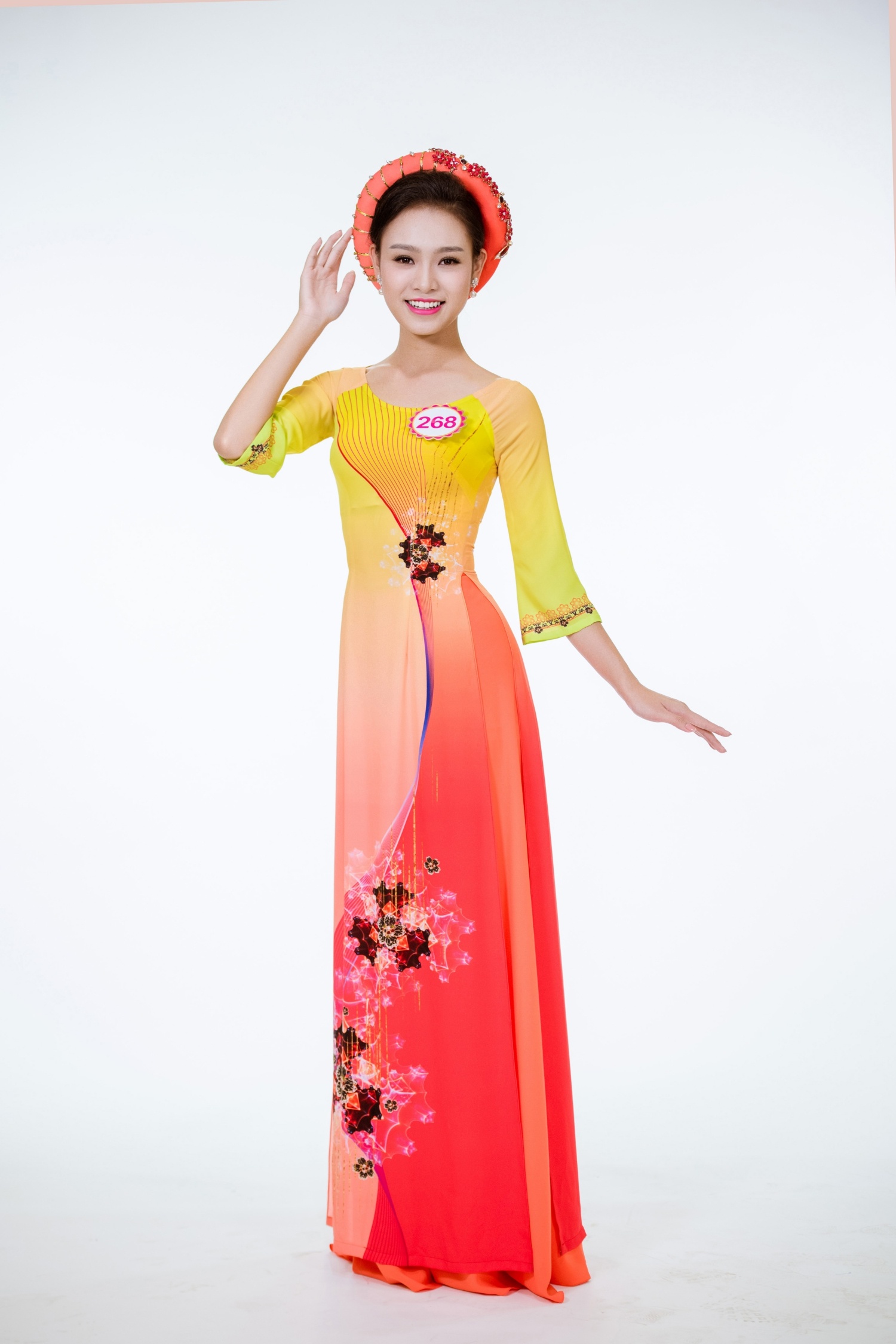 Ung vien tiem nang HHVN duyen dang trong ta ao dai anh 11
