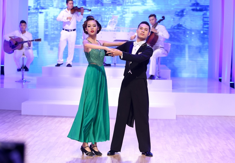 Khong con thi sinh,  Lan Khue lac long tren ghe nong anh 8