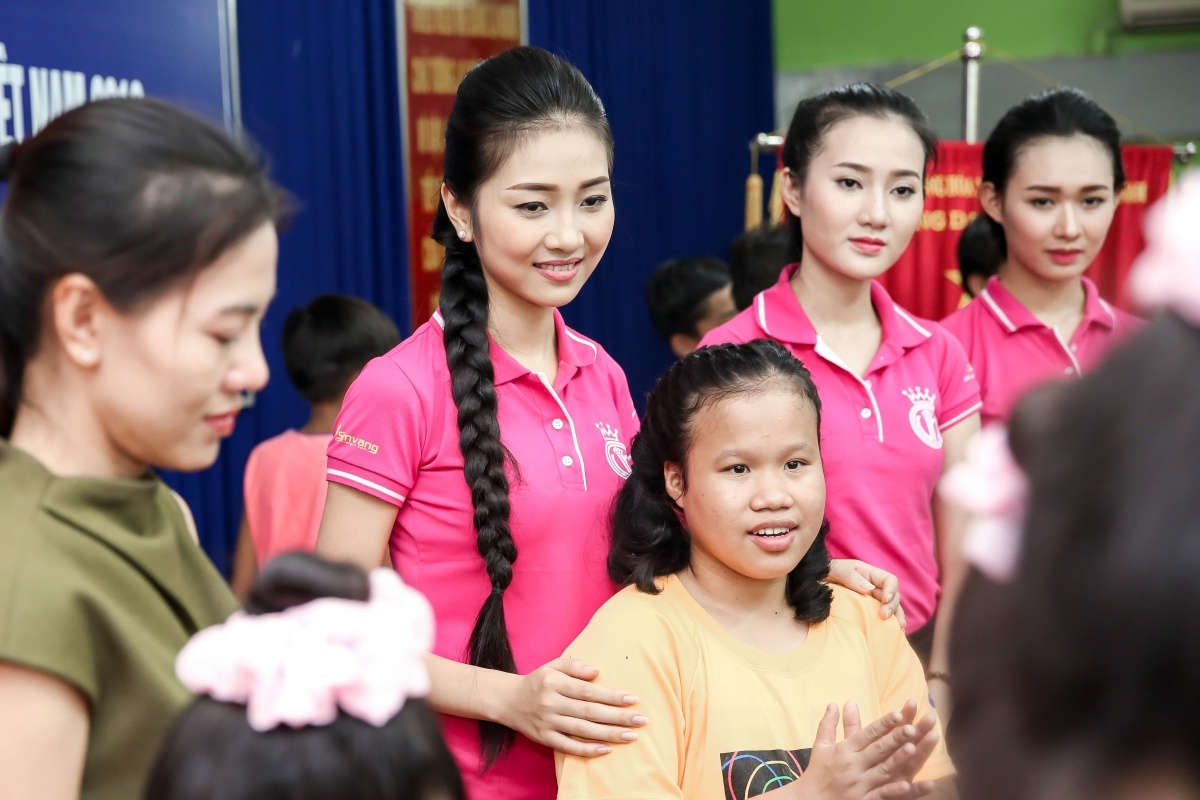 Hoa hau My Linh don trung thu som cung tre mo coi anh 8