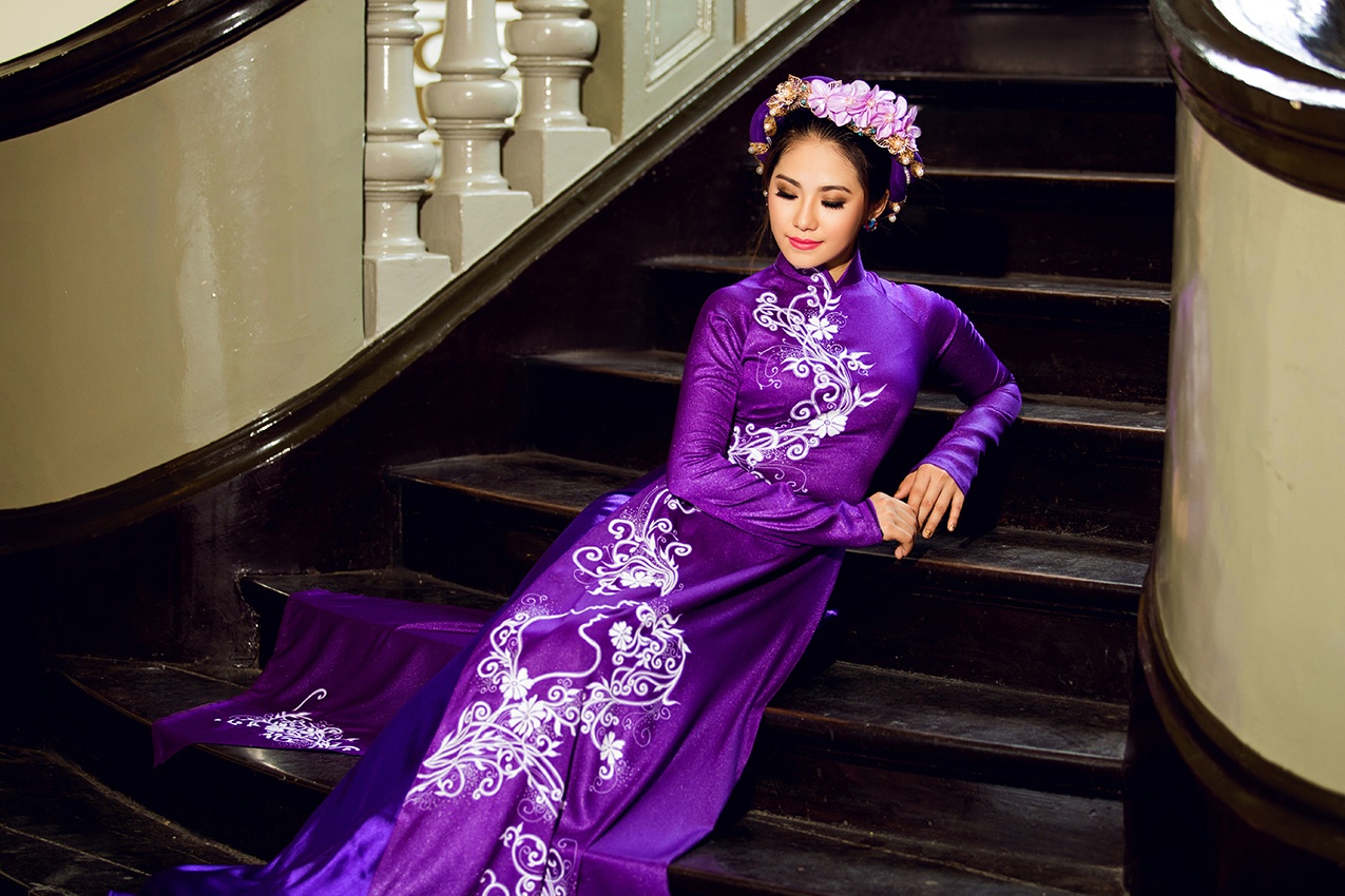 Luong Bich Huu duyen dang trong ta ao dai hoa tiet anh 1