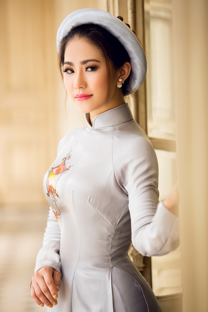 Luong Bich Huu duyen dang trong ta ao dai hoa tiet anh 4