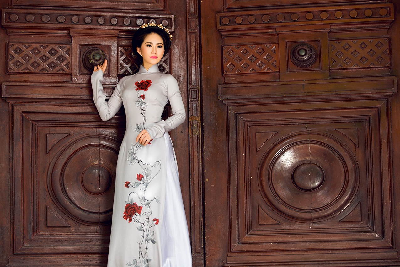 Luong Bich Huu duyen dang trong ta ao dai hoa tiet anh 6