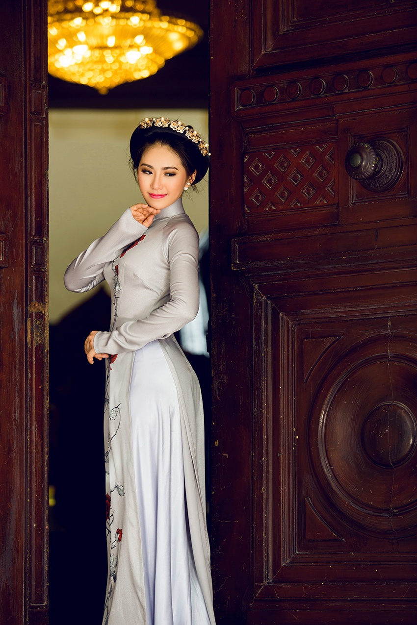 Luong Bich Huu duyen dang trong ta ao dai hoa tiet anh 7