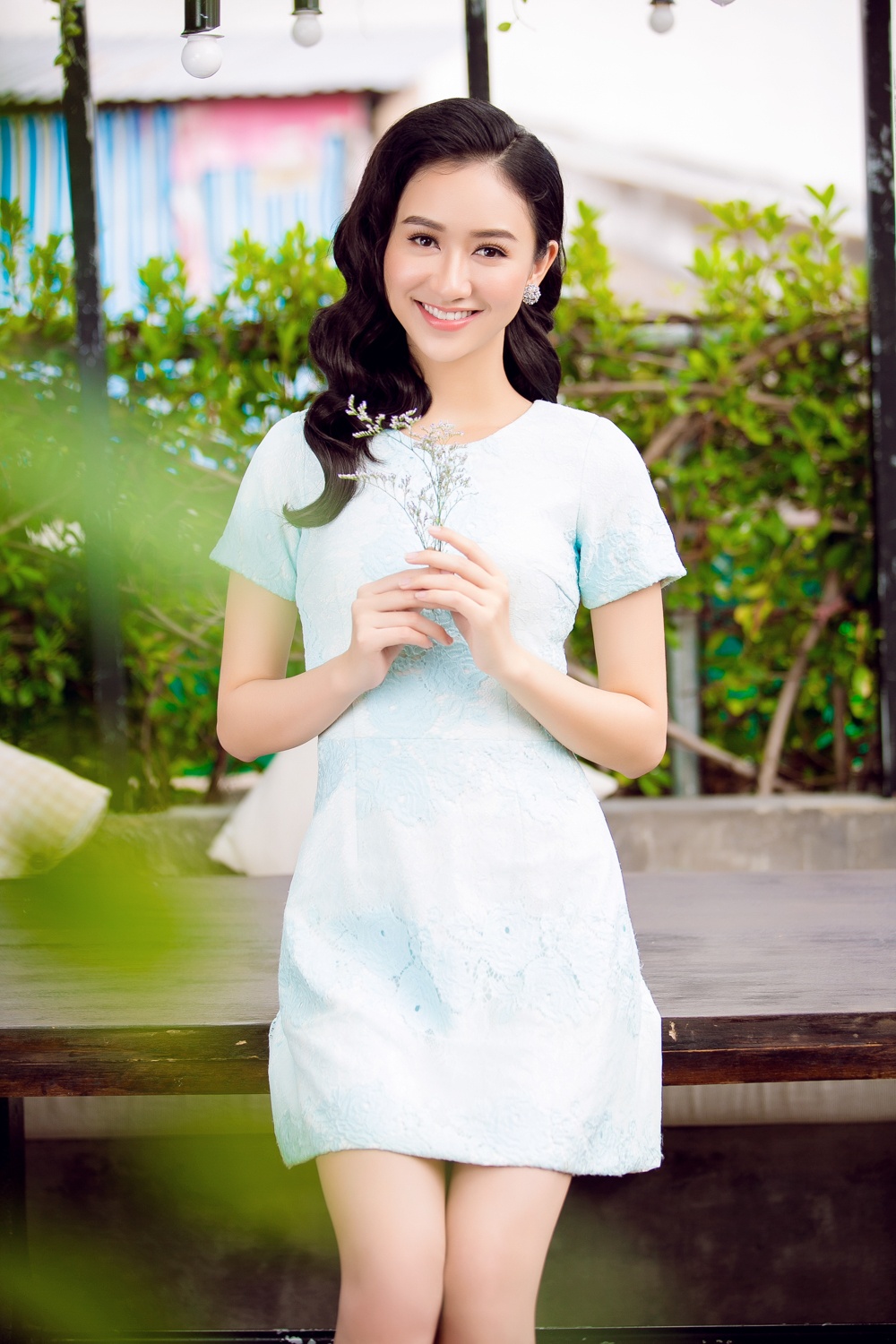 A hau Ha Thu dien dien dam nua kin,  nua ho quyen ru anh 1