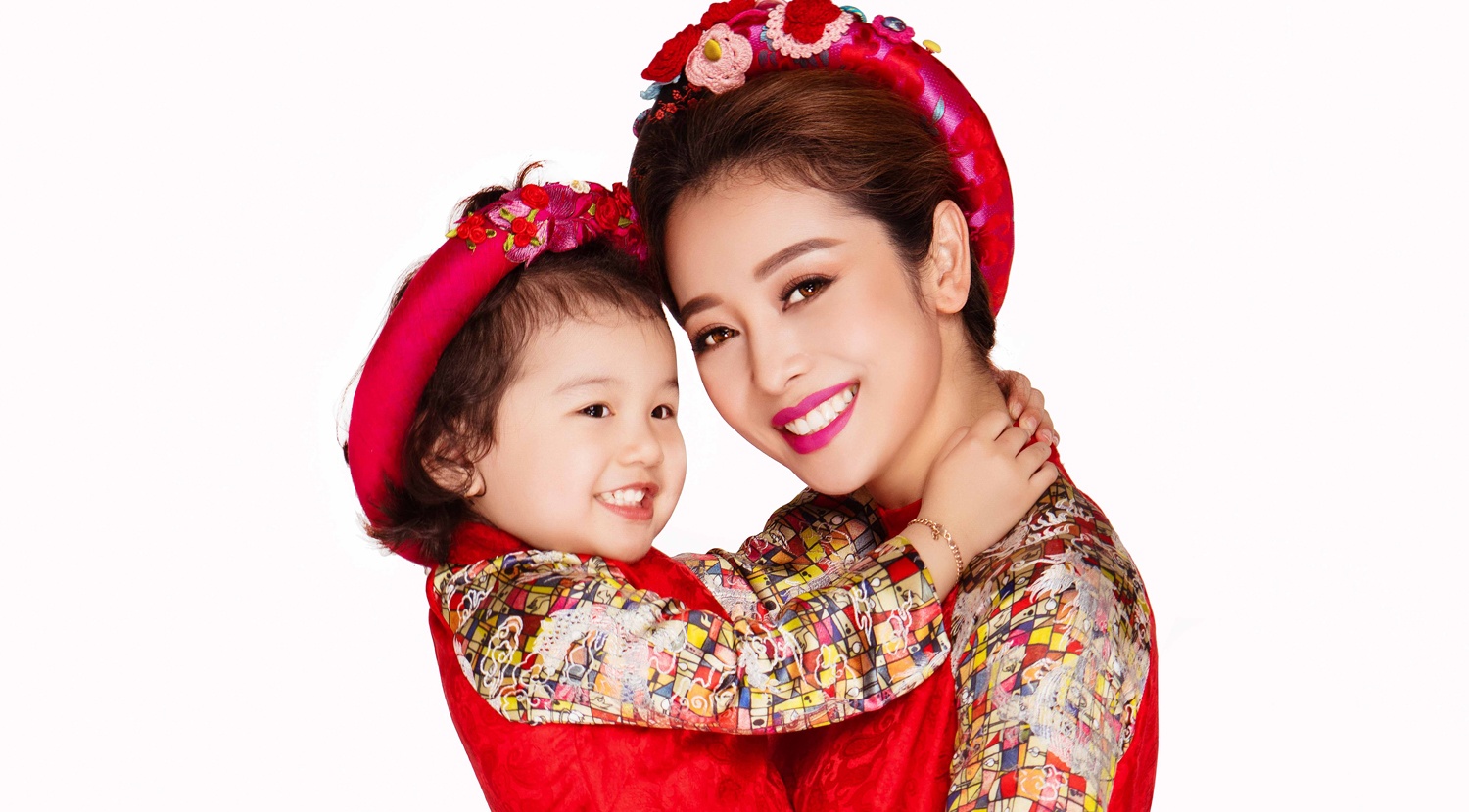 Con gai Jennifer Pham tinh nghich khi chup anh hinh anh