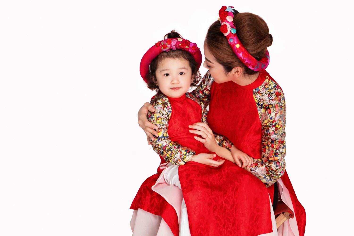 Jennifer Phạm và con gái diện áo dài ảnh 3 Jennifer Pham va con gai dien ao dai anh 3