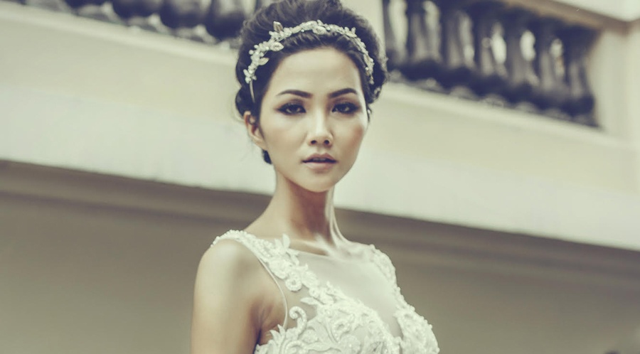 Nguoi mau dan toc E-De dien dam cuoi sac trang do hinh anh