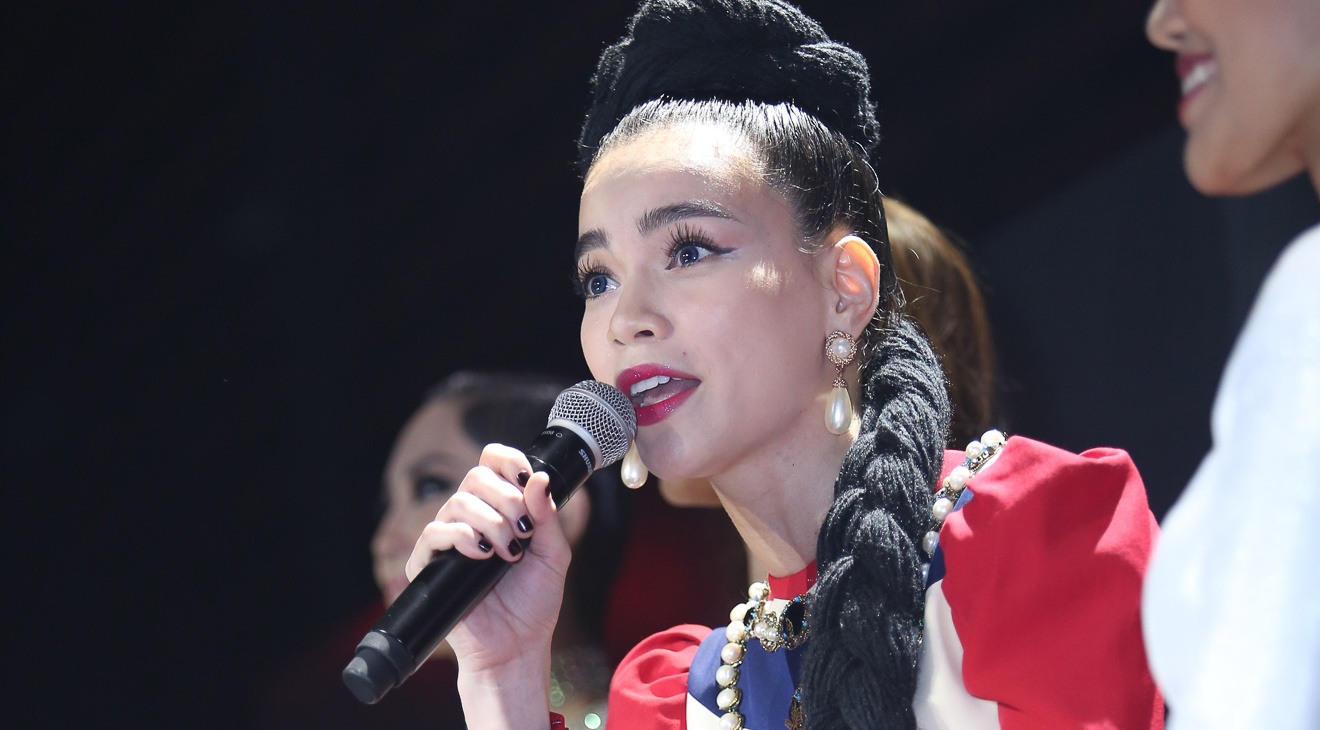 Ha Ho noi ve viec bo ve cua Pham Huong sau chung ket hinh anh