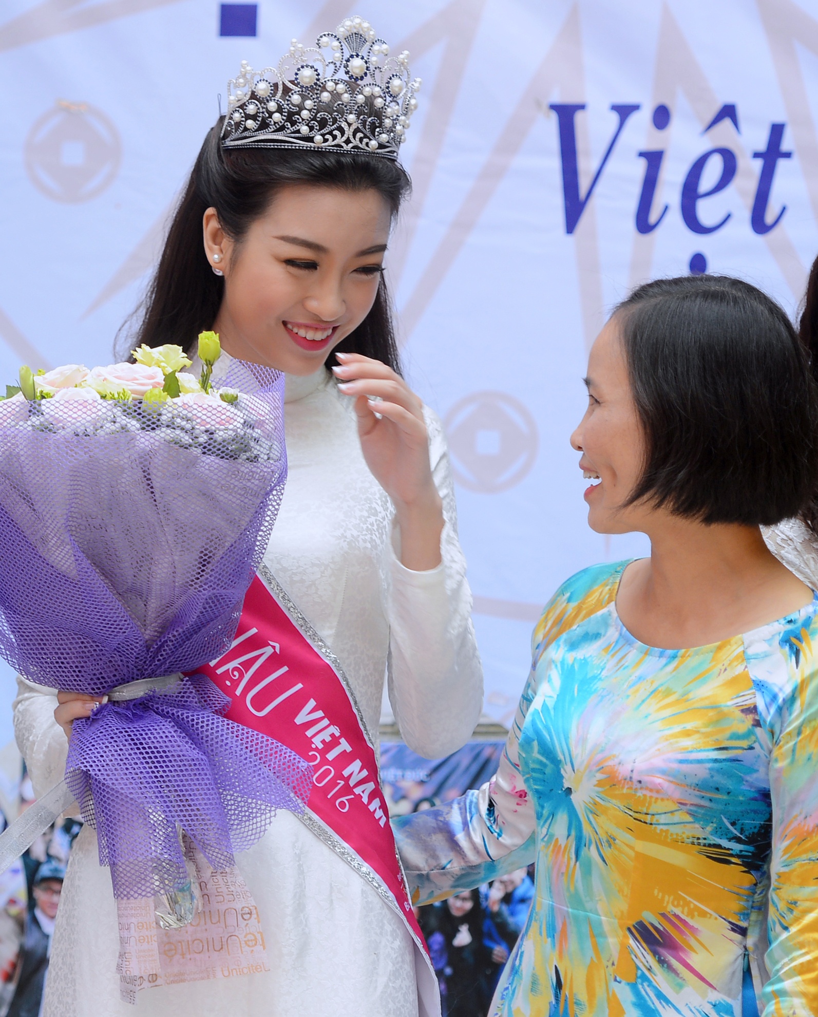 Hoa hau My Linh ve truong du khai giang nam hoc moi anh 8