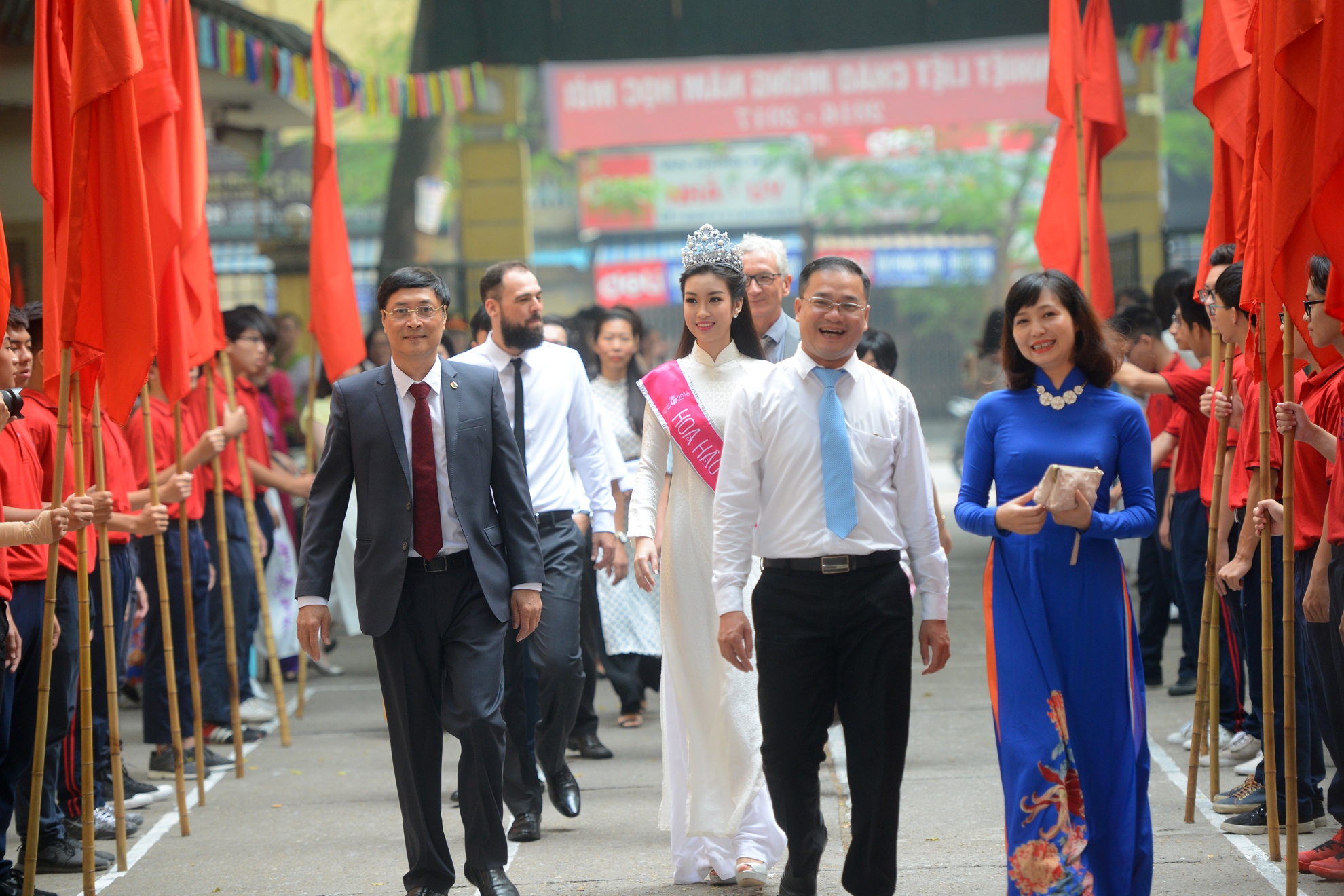 Hoa hau My Linh ve truong du khai giang nam hoc moi anh 1