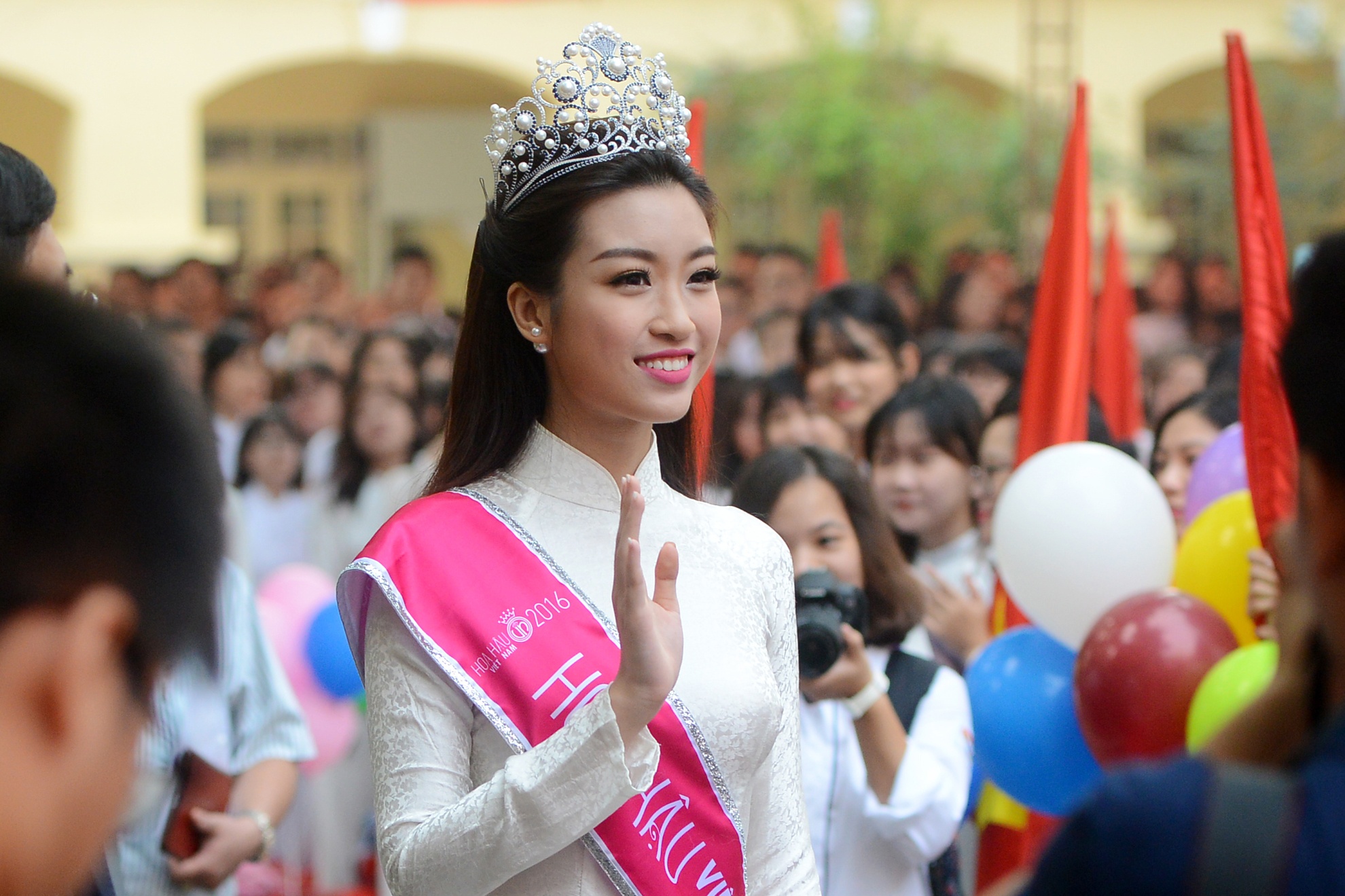 Hoa hau My Linh ve truong du khai giang nam hoc moi anh 3