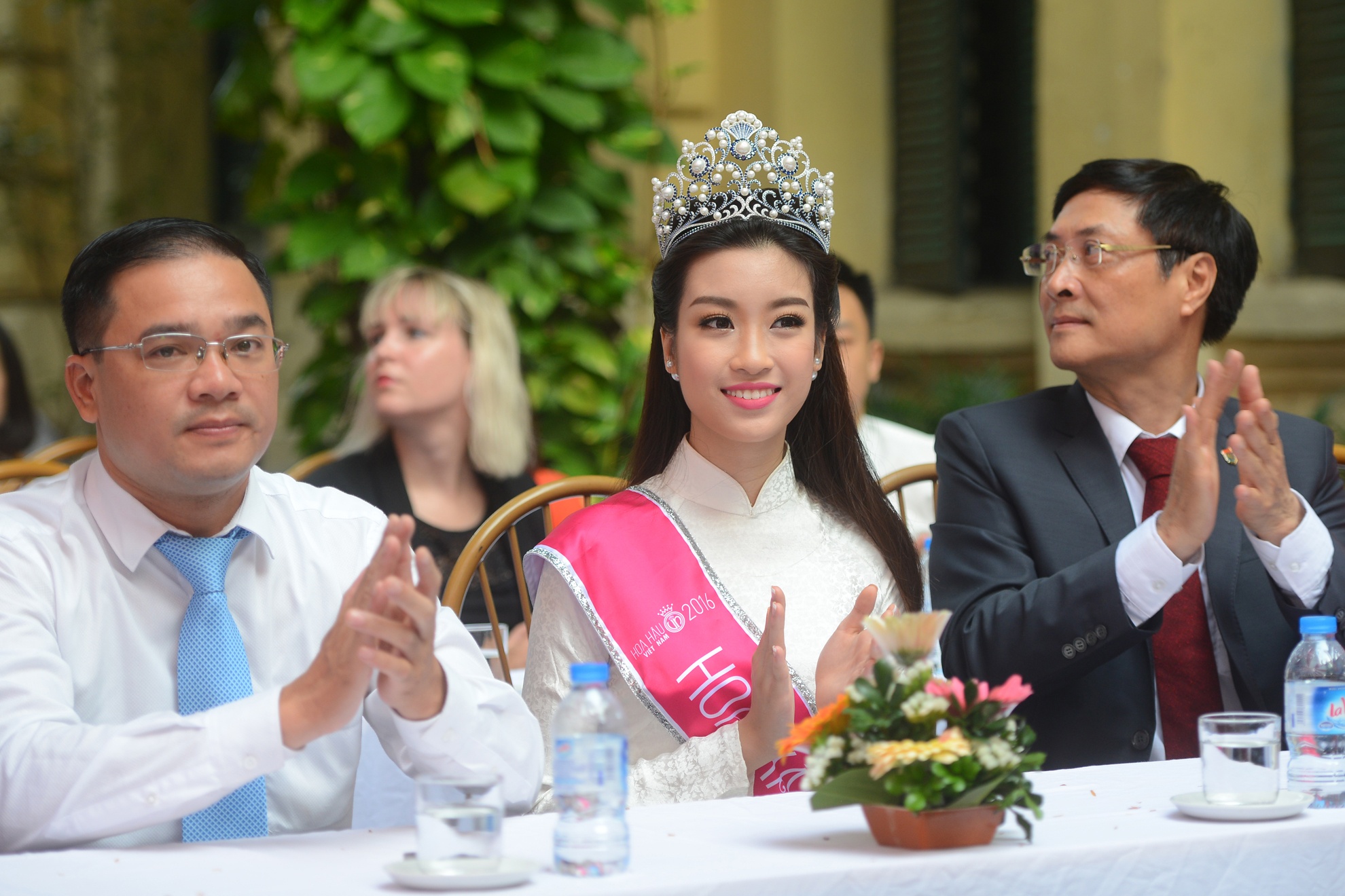 Hoa hau My Linh ve truong du khai giang nam hoc moi anh 5