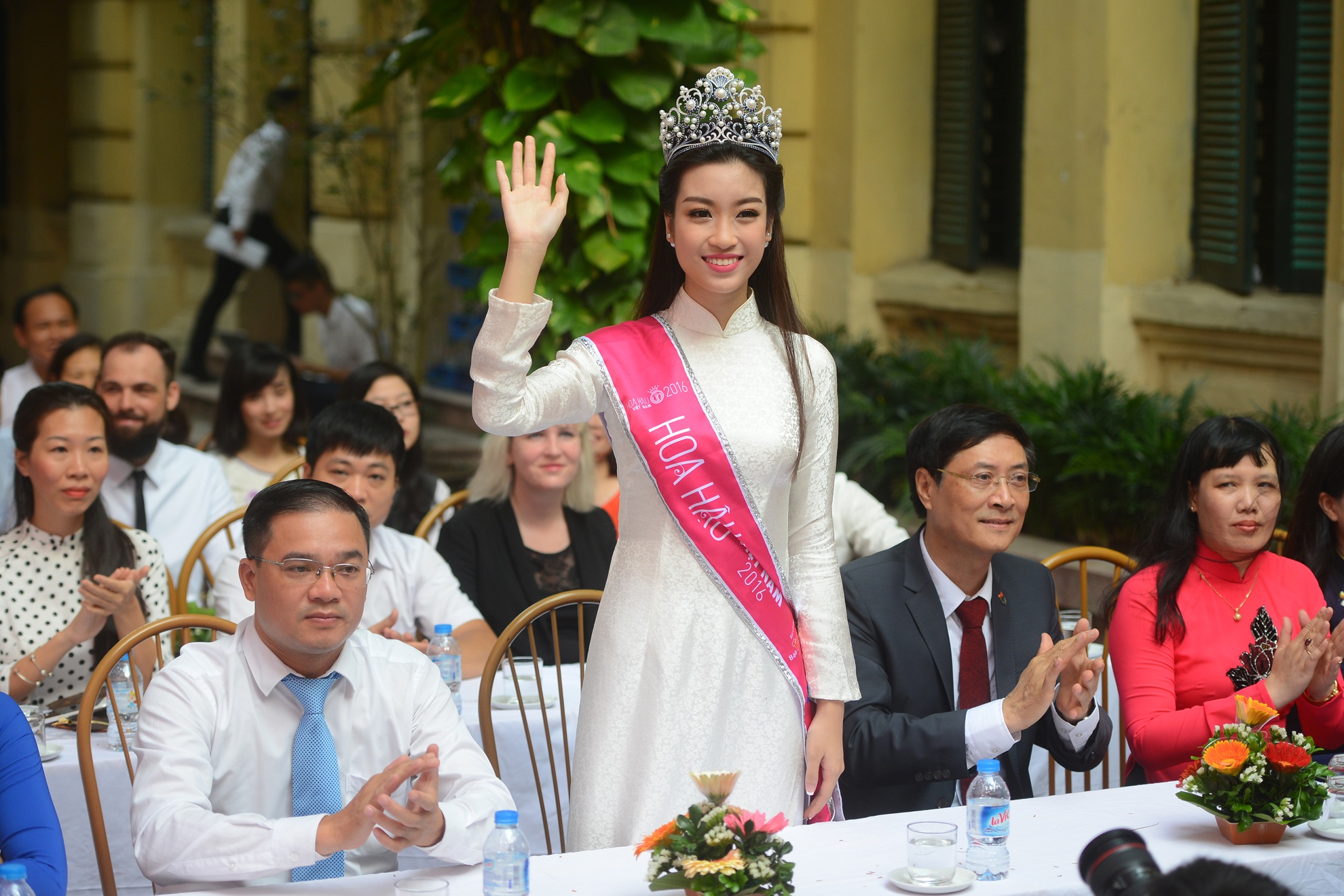 Hoa hau My Linh ve truong du khai giang nam hoc moi anh 6