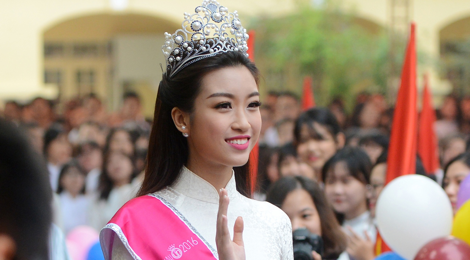 Hoa hau My Linh ve truong du khai giang nam hoc moi hinh anh