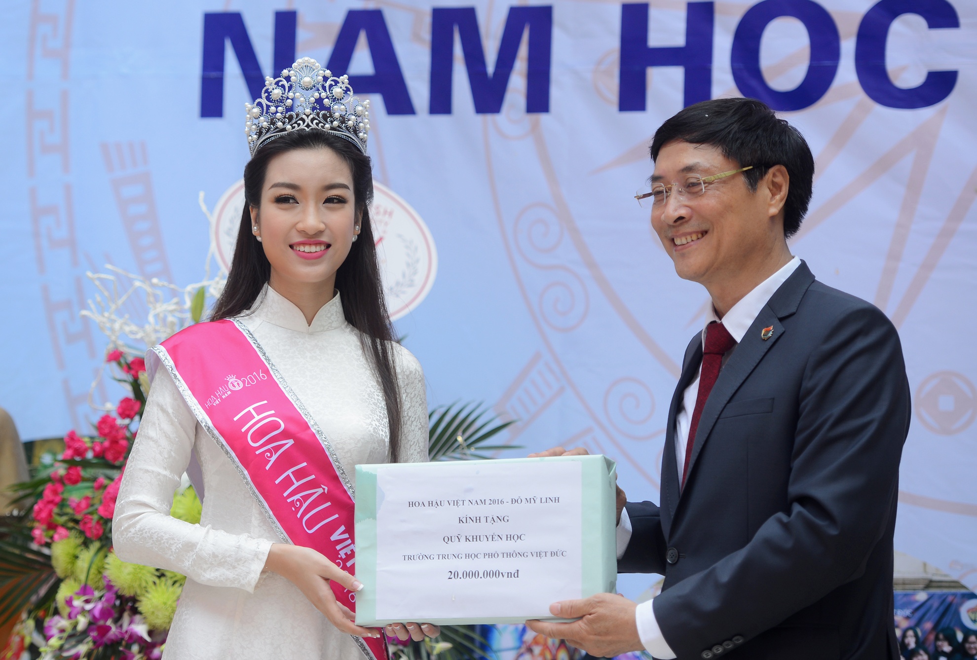 Hoa hau My Linh ve truong du khai giang nam hoc moi anh 7