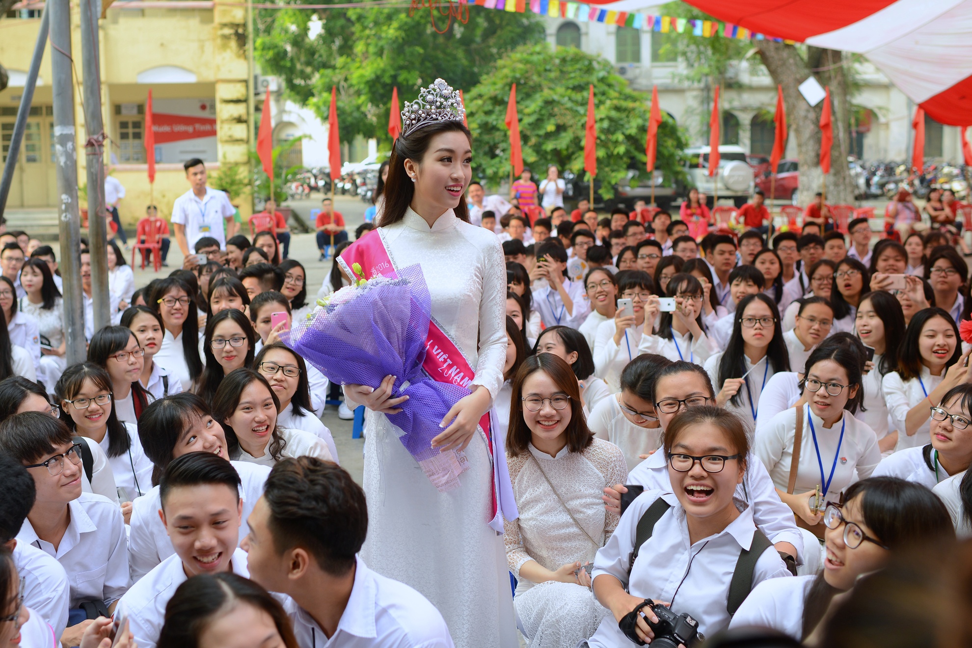 Hoa hau My Linh ve truong du khai giang nam hoc moi anh 9